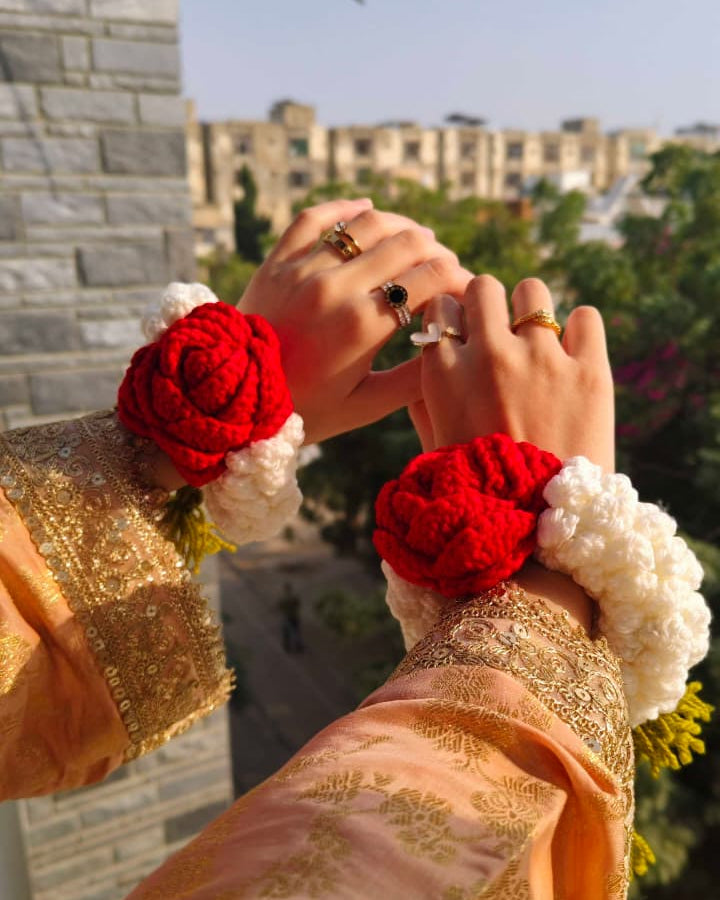 Classic Red Rose Gajra
