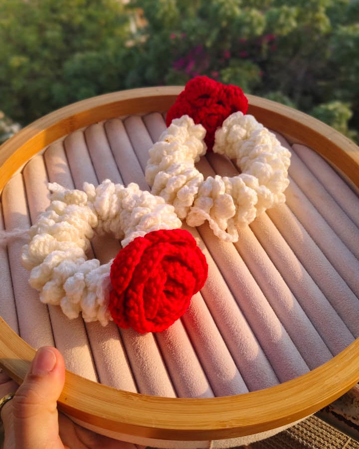 Classic Red Rose Gajra