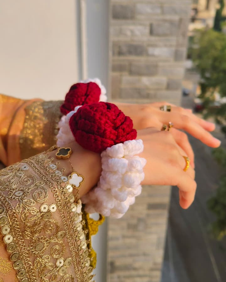 Classic Red Rose Gajra